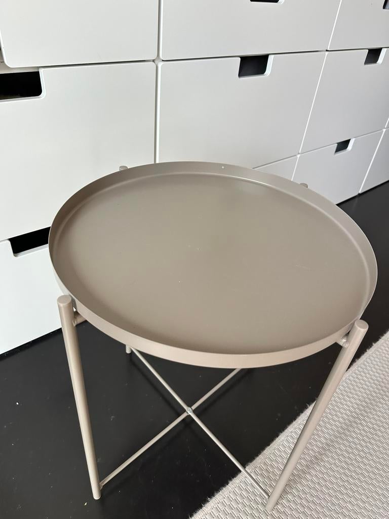 IKEA bijzet tafeltje in beige, Enlèvement, Comme neuf, Rond, Métal ou Aluminium