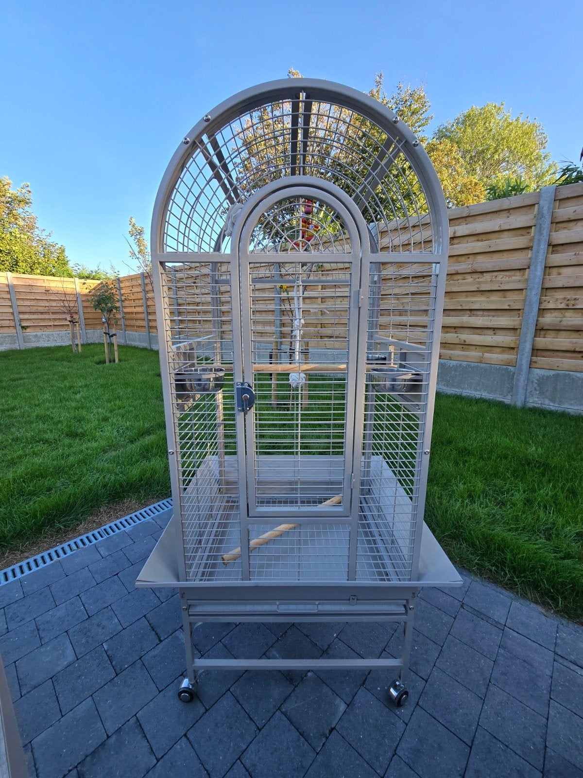 Vogelkooi - Papegaaienkooi zo goed als nieuw Beige kleur, Animaux & Accessoires, Oiseaux | Cages & Volières, Enlèvement, Comme neuf