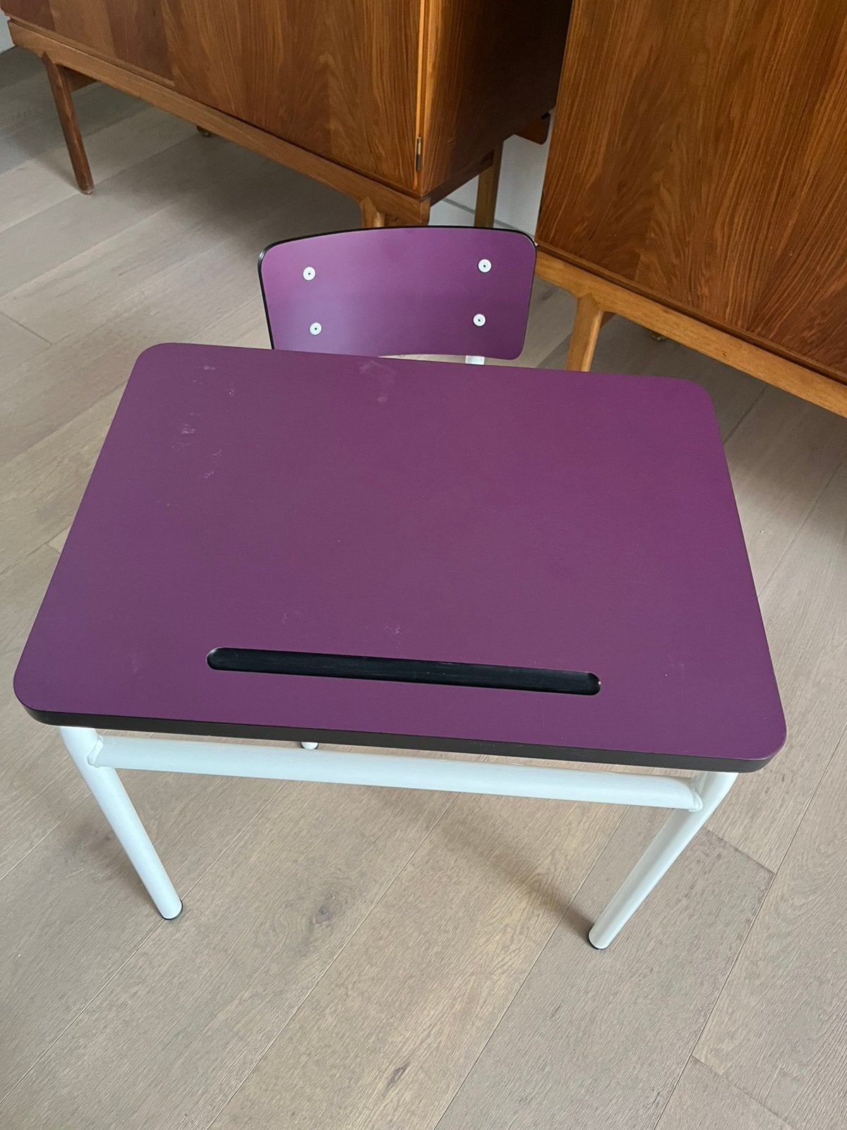 Kinderbureau/tafeltje met bijpassend stoeltje Les Gambettes, Kinderen en Baby's, Kinderkamer | Tafels en Stoelen, Ophalen, Gebruikt