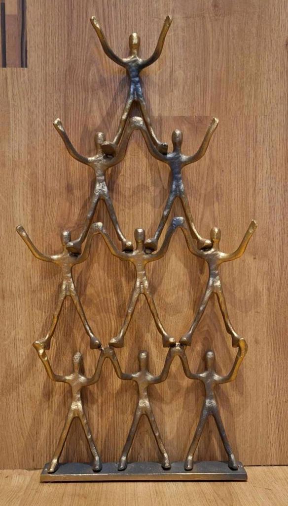 Statuette 9 personnes pyramide (marque j-line), Antiquités & Art, Enlèvement