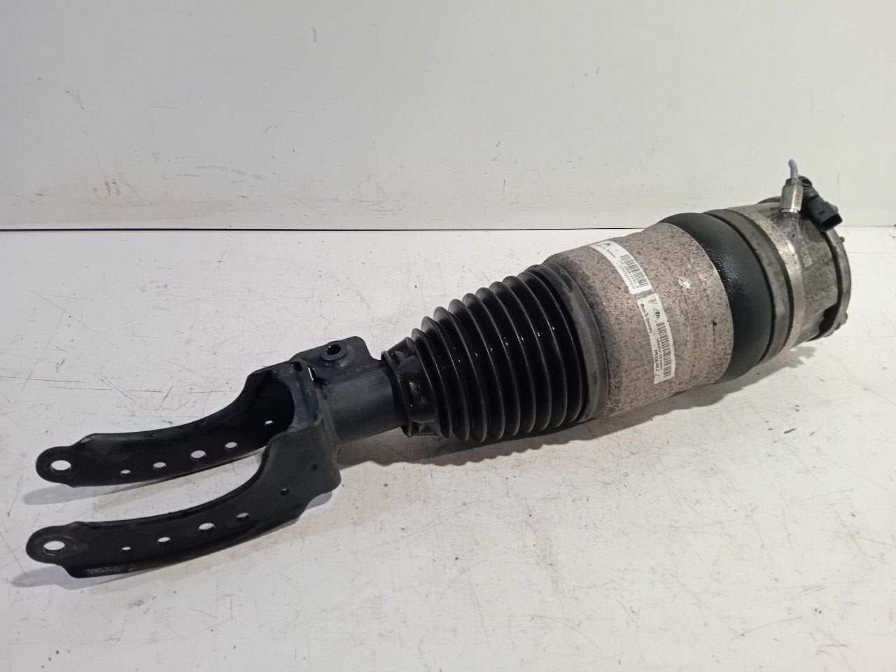 Veerpoot links voor Porsche Cayenne, Onderdelen@venauto.nl, Van der Ven Autorecycling B.V., Gebruikt, Ettenseweg 76, 4706 PB Roosendaal, The Netherlands