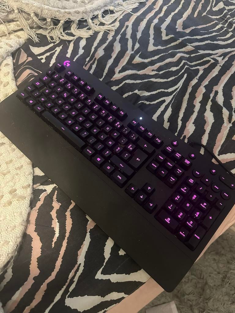 CLAVIER LOGITECH G213 RGB, Informatique & Logiciels, Clavier gamer, Azerty, Comme neuf, Enlèvement