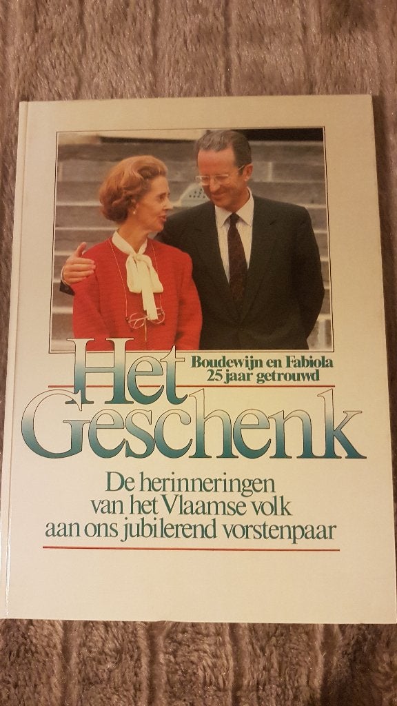 bOEK Het Geschenk: Boudewijn en Fabiola 25 jaar getrouwd, Ophalen of Verzenden, Zo goed als nieuw, Tijdschrift of Boek