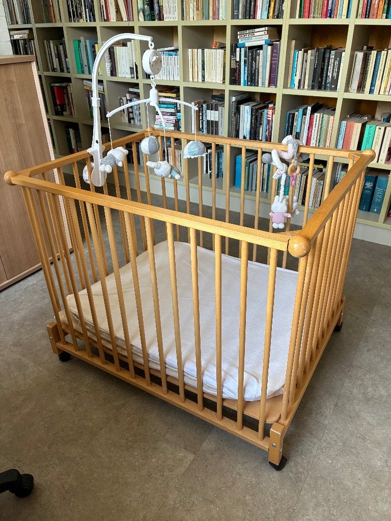 park in hout met wieltjes voor baby, slaapzak, mobiel,, Enfants & Bébés, Parcs, Enlèvement, Utilisé, Roulettes