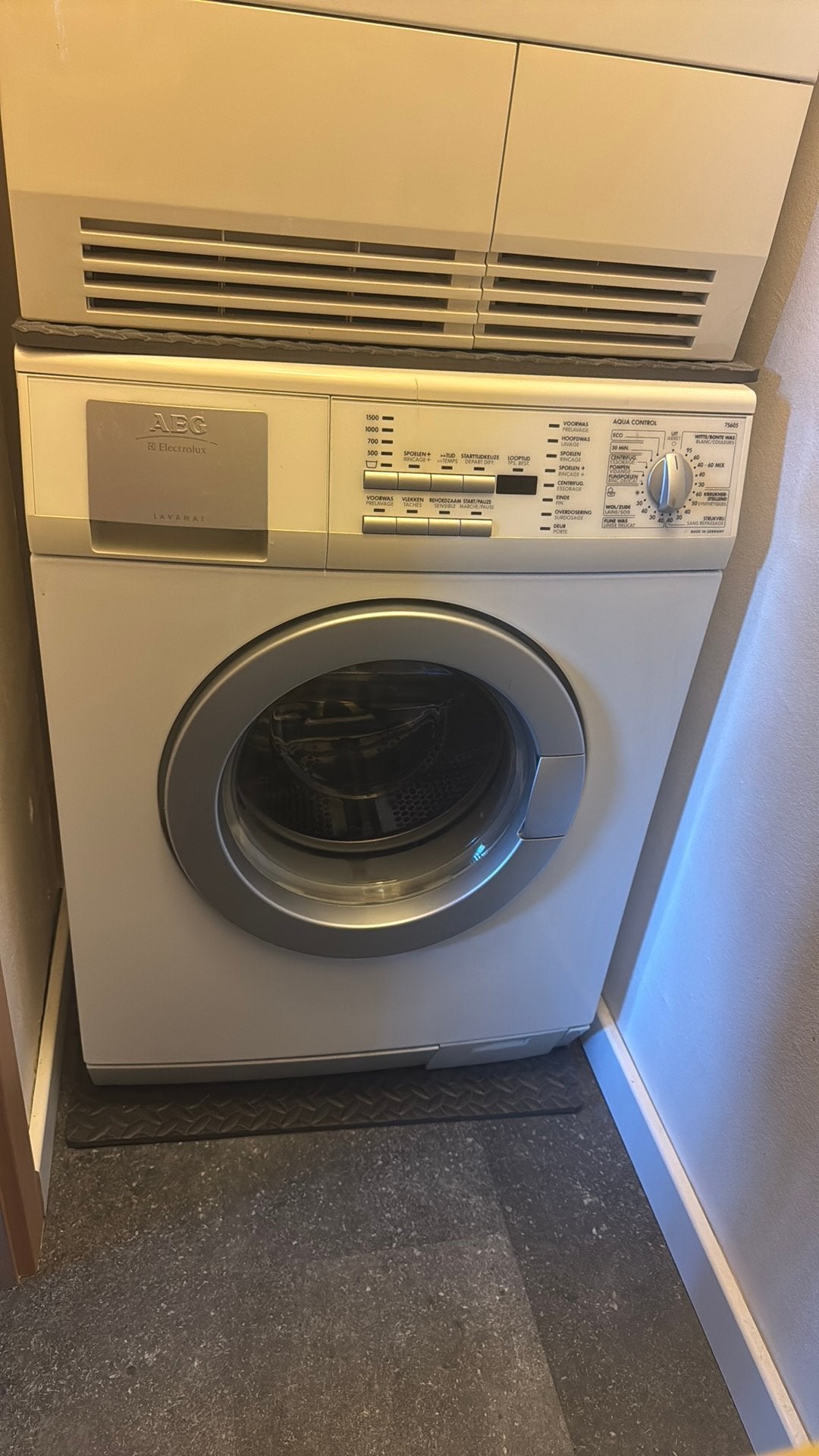 Machine à laver AEG, 1200 à 1600 tours, 6 à 8 kg, 85 à 90 cm, Programme court
