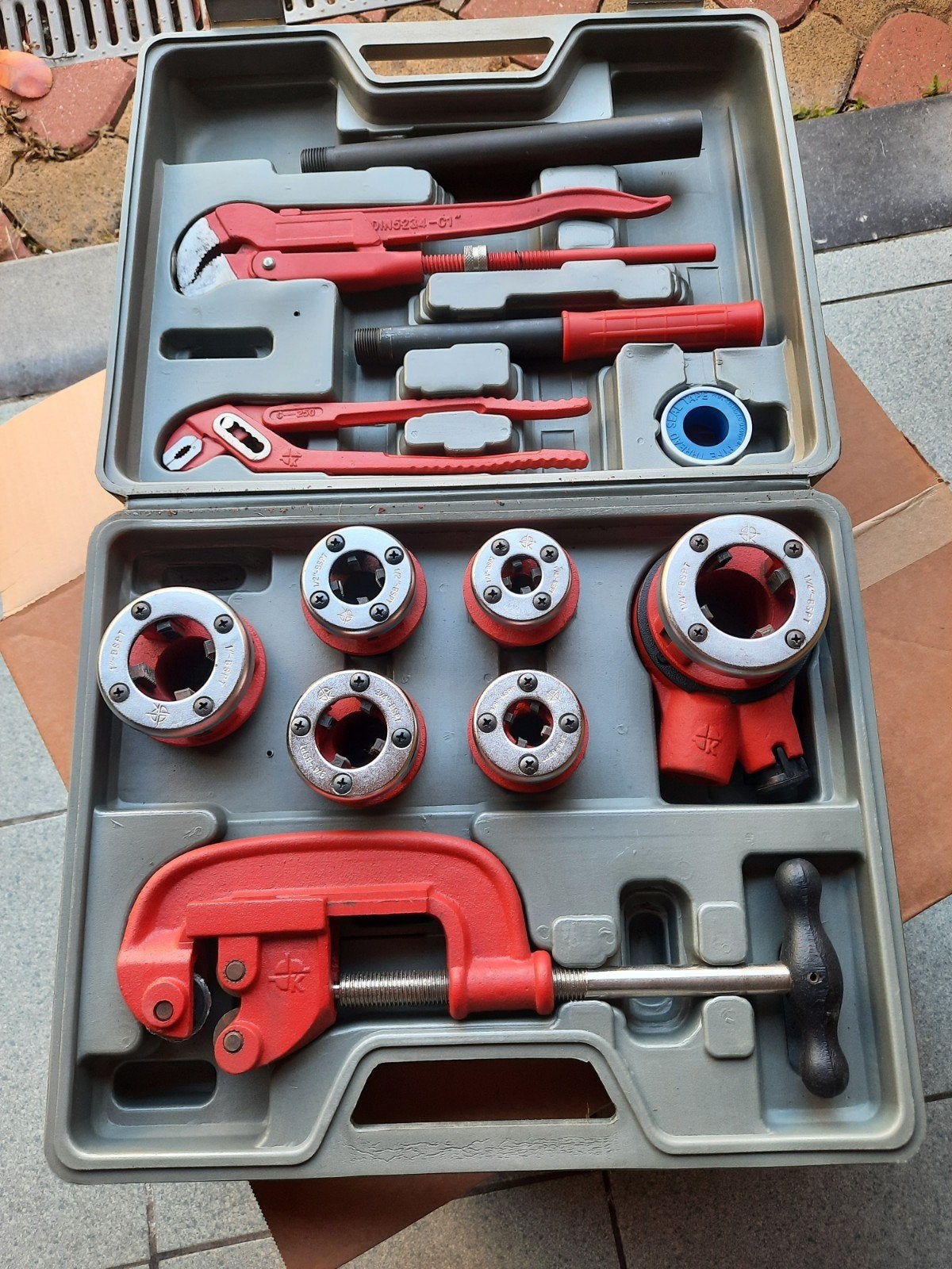 Kit coffret de filières tuyaux quasi neuf très peu servi !, Enlèvement, Neuf