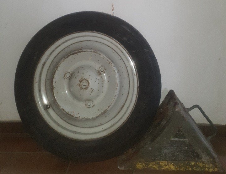 Ixelles (Flagey): jante de 2CV avec pneu, Autos : Pièces & Accessoires, 15 pouces, Pneus et Jantes, Autre, Enlèvement
