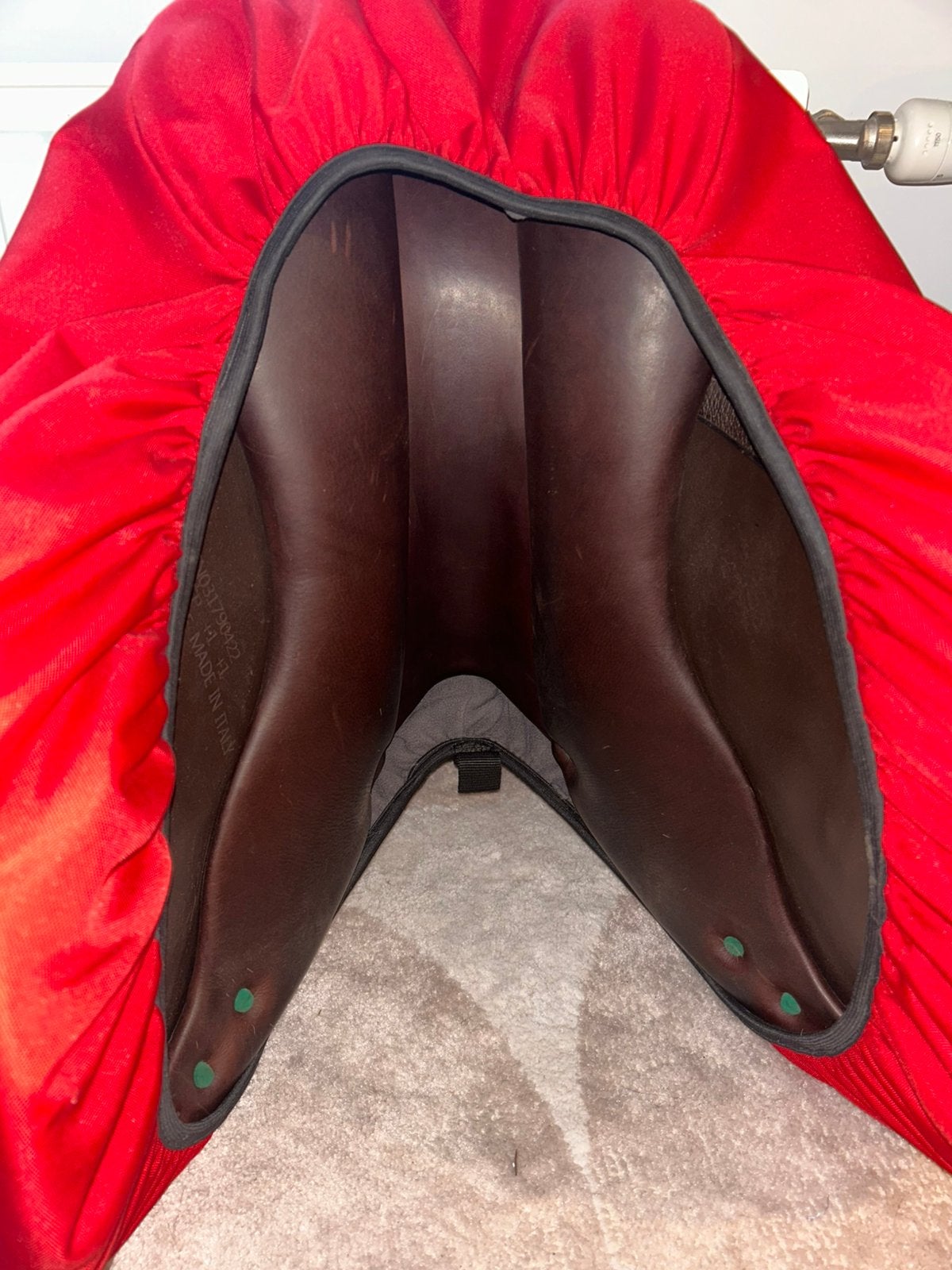 Selle de saut Équipe EK GO 17 pouces, Siège semi-creux, Comme neuf, Housse de selle incluse, Large