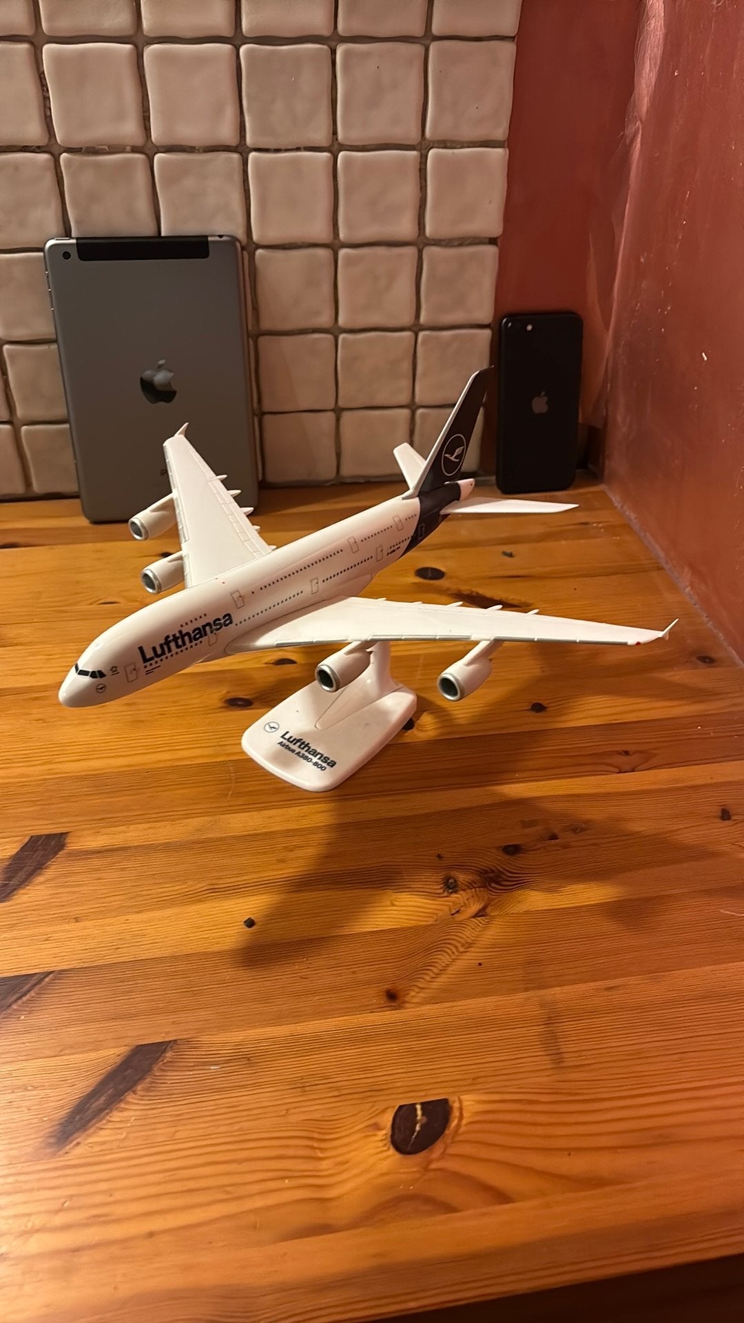 Airbus A380 minnatuur vliegtuig van Lufthansa., Ophalen, Zo goed als nieuw