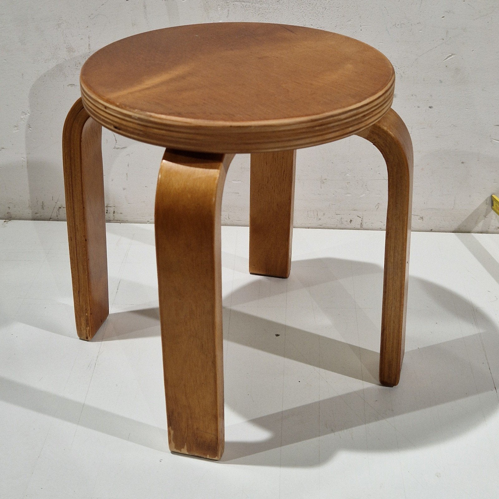 NE60 Kinderkruk Berk Alvar Aalto ,  Of ikea frosta kruk, Antiek en Kunst, Antiek | Meubels | Stoelen en Sofa's, Ophalen of Verzenden