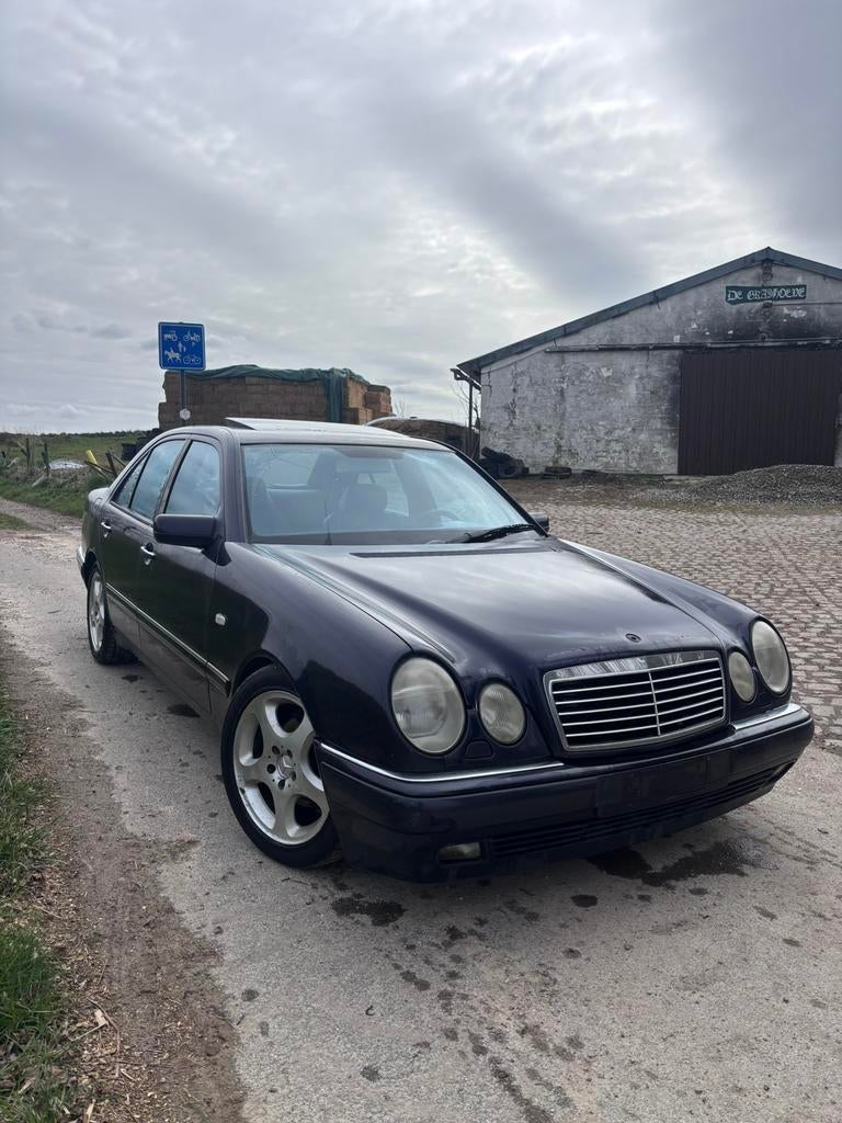 Mercedes E240 V6 Avantgarde Automaat Leer Schuifdak 180.000, Auto's, Automaat, 4 deurs, Xenon verlichting, Bedrijf
