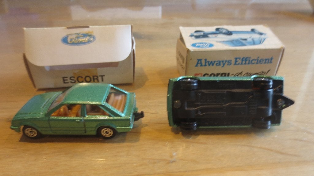 2 miniatuur autos van corgi ford escort in de verpakking, Hobby & Loisirs créatifs, Voitures miniatures | 1:43, Enlèvement ou Envoi