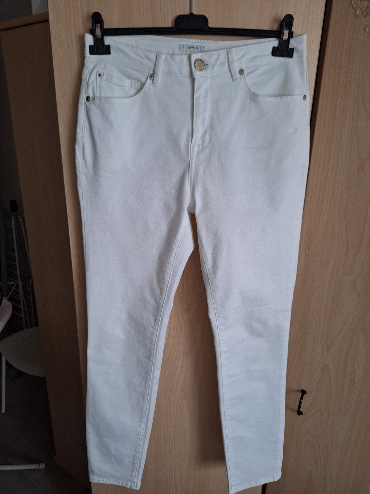 nieuwe broek Gratis nieuw tshirt m42, Vêtements | Femmes, Jeans, Enlèvement ou Envoi