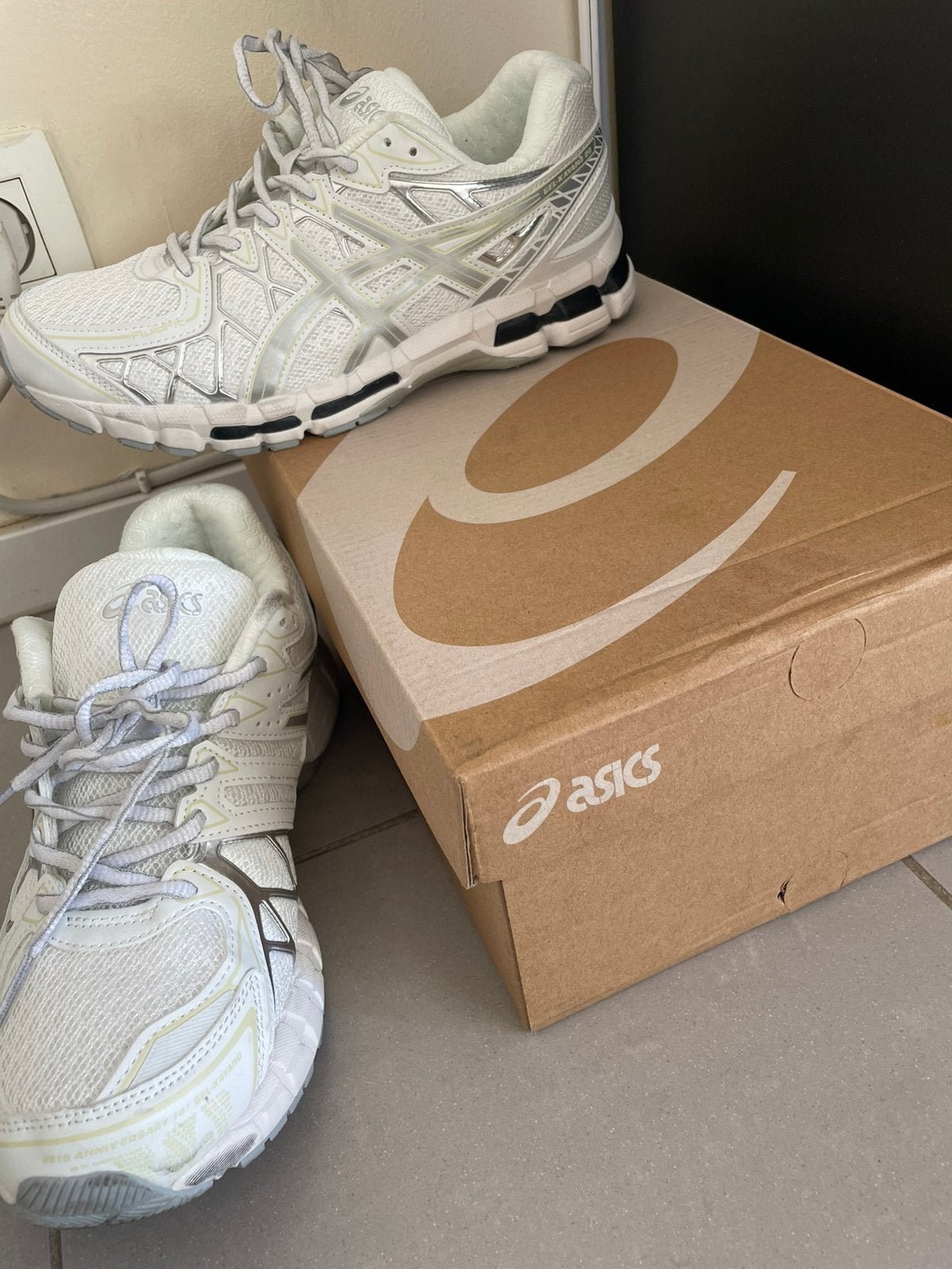 Pairs asics taille 42 mais taille pour du 41, Enlèvement ou Envoi, Comme neuf