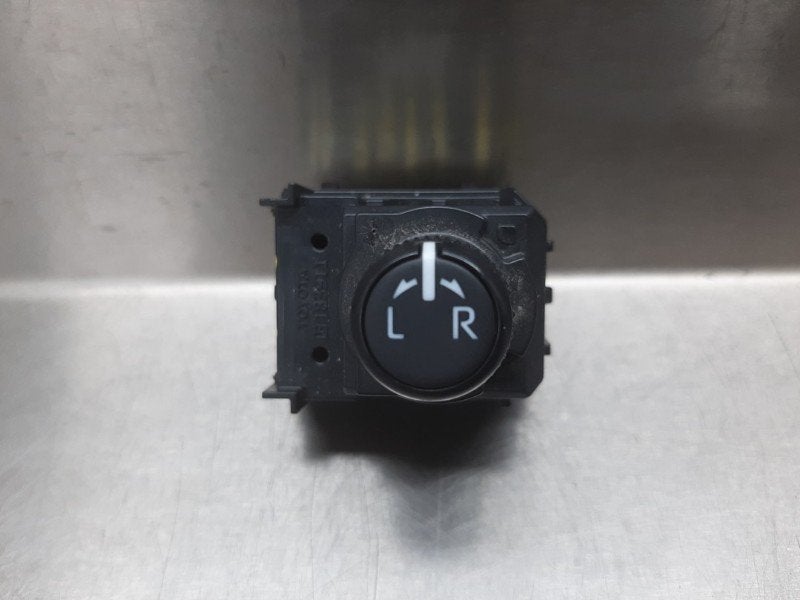 COMMUTATEUR RÉTROVISEURS Toyota Yaris IV (P21 / PA1 / PH1), Dhr. M. Roggen, Toyota, Stadsweg 37 37
9917 PV  WIRDUM GR., NL, Utilisé