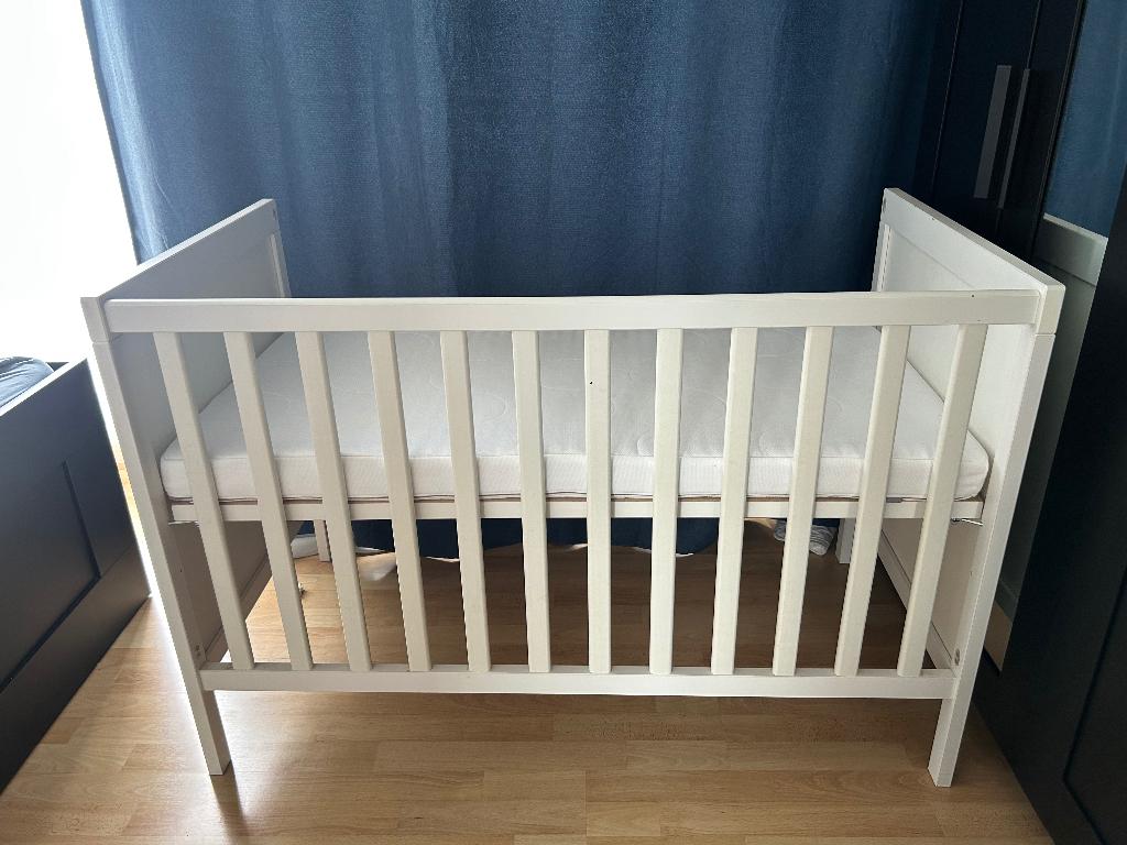 Babybedje IKEA Sundvik met matras, Enlèvement, Comme neuf, Autres types