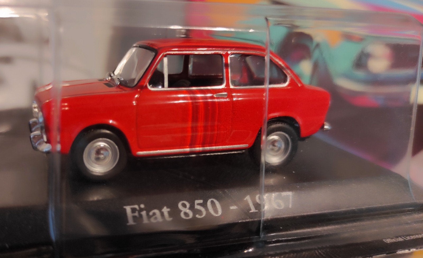 Fiat 850 rouge 1967 1:43 dans un emballage blister non ouver, Hobby & Loisirs créatifs, Enlèvement ou Envoi