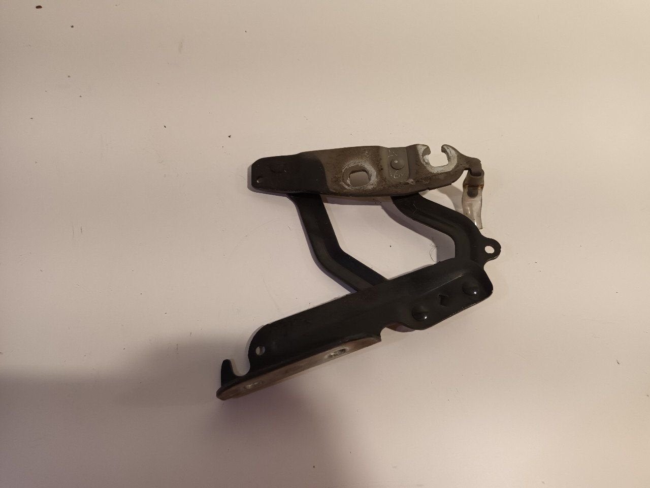 Motorkapscharnier links Ford Fiesta, Onderdelen@venauto.nl, Van der Ven Autorecycling B.V., Ettenseweg 76, 4706 PB Roosendaal, The Netherlands