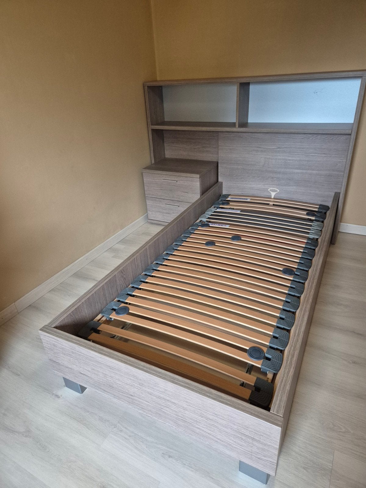Eenpersoonsbed met nachtkastje & boekenplank, Huis en Inrichting, Slaapkamer | Bedden, Ophalen