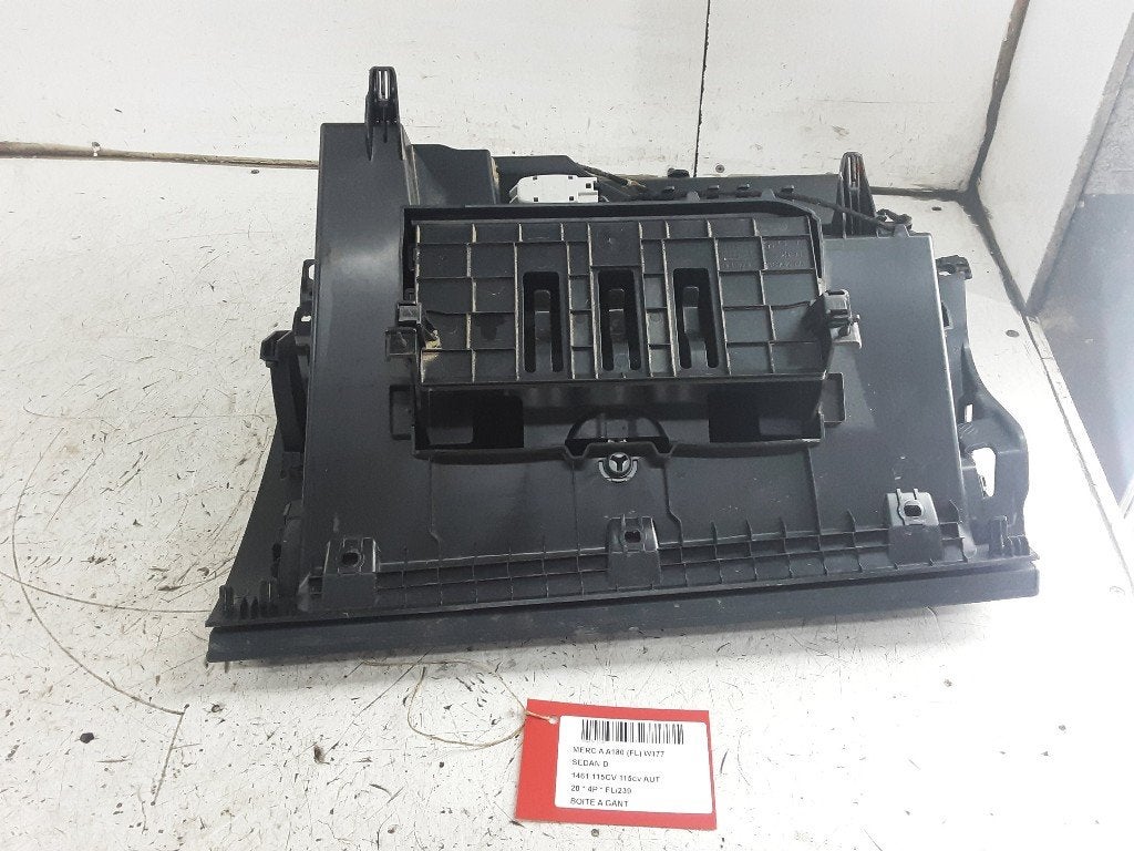 OPBERGVAK Mercedes-Benz A Limousine (177.1) (YFAI3308270), Gebruikt, Mercedes-Benz, Dialog.mb@mercedes-benz.com, Mercedes-Benz AG