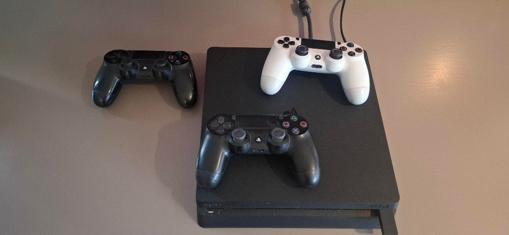 PS 4 PRO 1 To avec 3 manettes, Consoles de jeu & Jeux vidéo, Comme neuf, Avec 3 manettes ou plus, Enlèvement, 1 TB