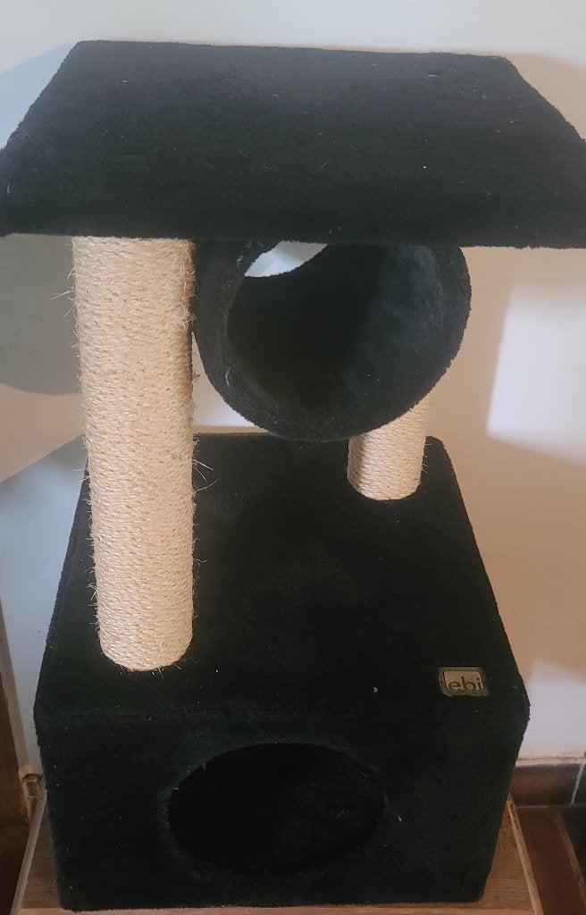 Zwarte krabpaal met tunnel en kattenhuisje (EBI) 68 cm hoog, Ophalen, Zo goed als nieuw, Krabpaal