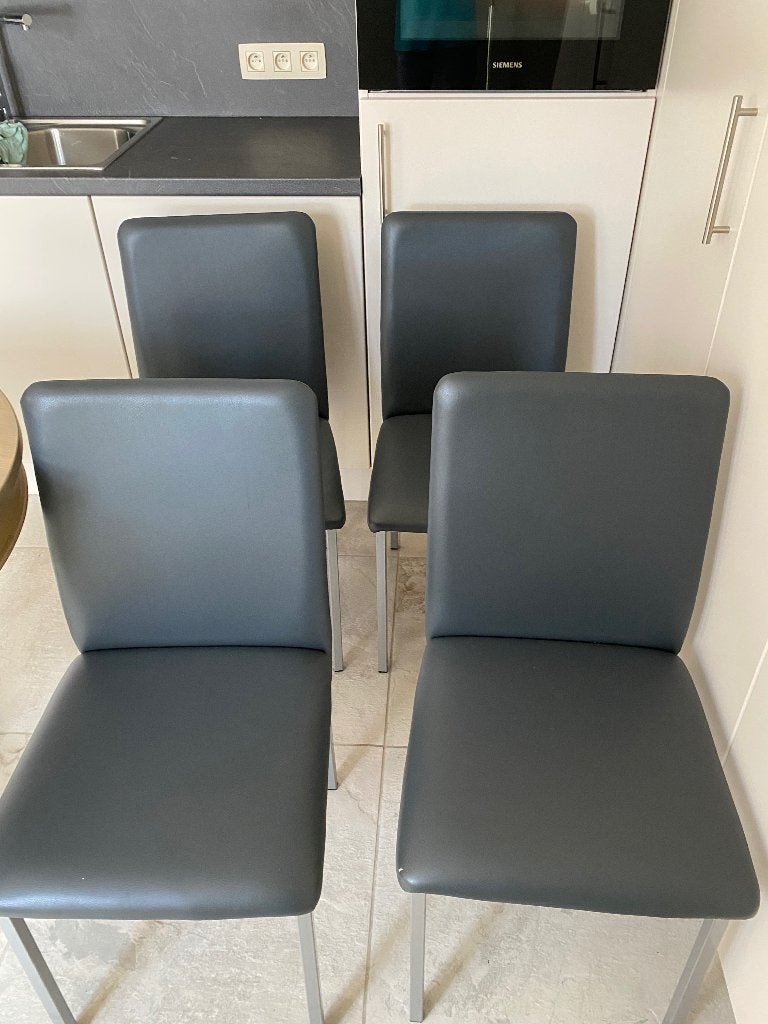 Grijze tafel met 4 grijze bijpassende stoelen, Enlèvement, Synthétique