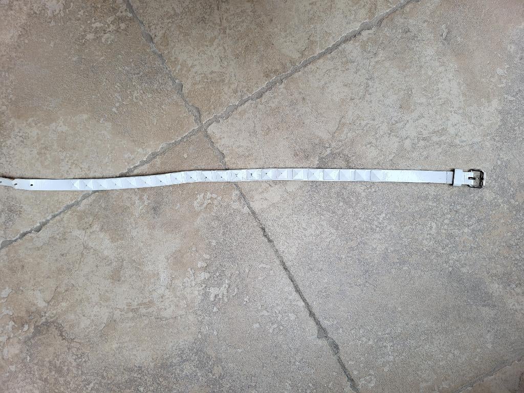 GRATIS: witte riem mt 122 - 128 (zie foto's), Enfants & Bébés, Vêtements enfant | Taille 122, Enlèvement ou Envoi, Utilisé, Fille