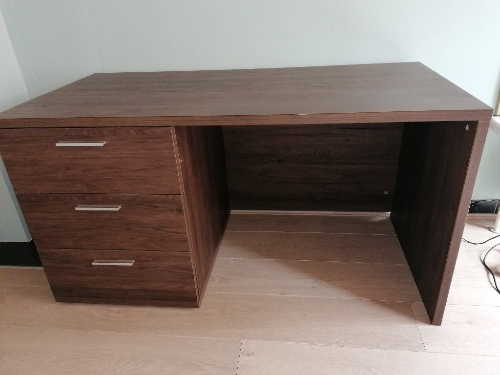 Donkerbruine bureau 136x66x72cm, Huis en Inrichting, Ophalen, Overige materialen, Gebruikt, Minder dan 70 cm