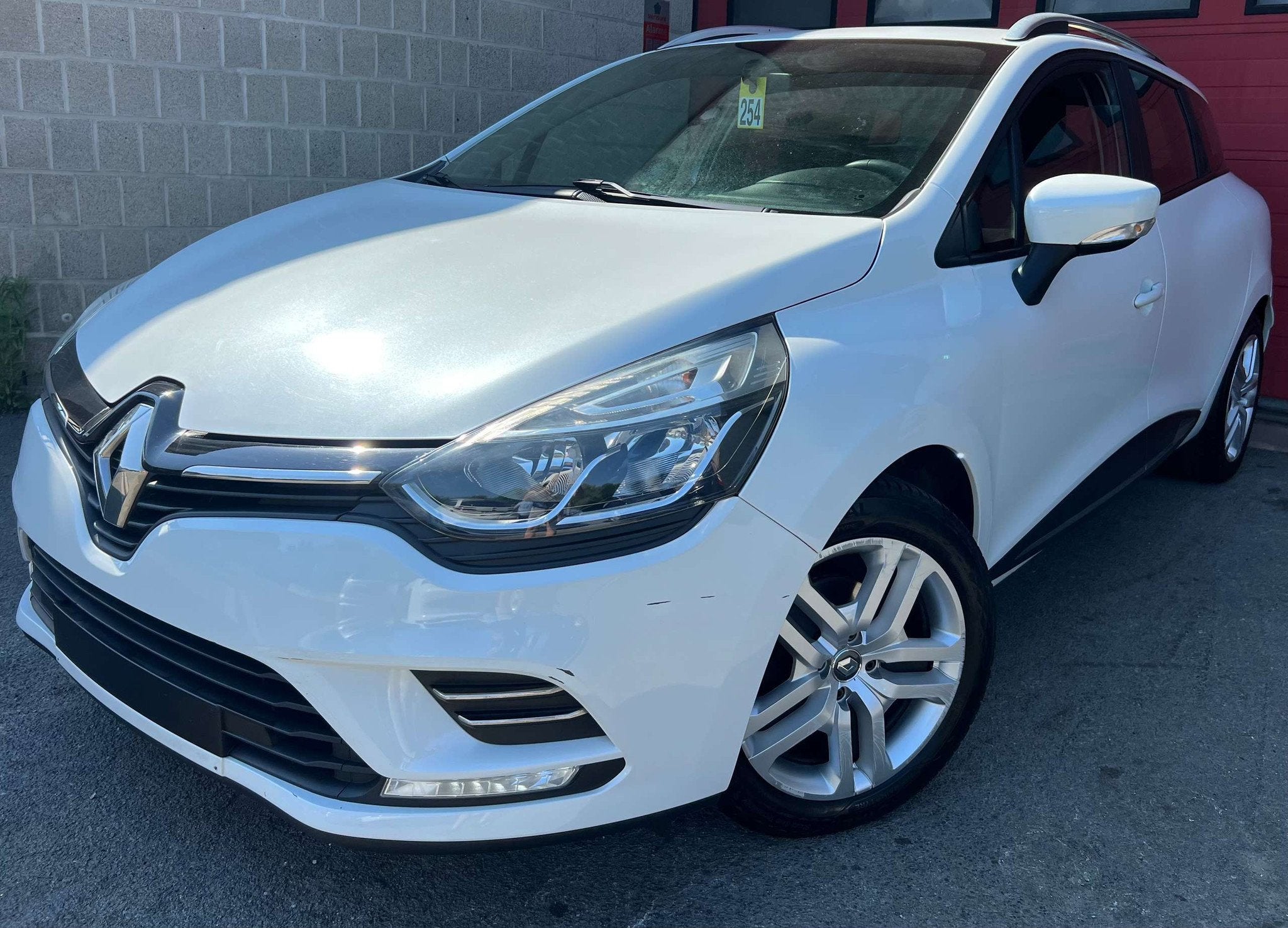 Renault Clio 1.2i Limited + CLIM + NAVIGATION (bj 2017), Auto's, Gebruikt, Euro 6, 4 cilinders, Wit
