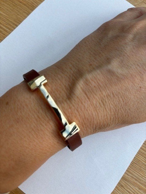 Stijlvolle smalle armband – Nieuw!, Handtassen en Accessoires, Armbanden, Ophalen of Verzenden, Nieuw, Bruin, Overige materialen