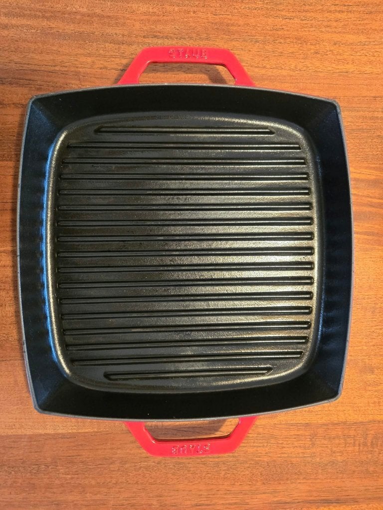 Poêle à griller Staub en fonte 33 x 33 cm — rouge cerise, Maison & Meubles, Comme neuf, Enlèvement, Fonte, Autres types