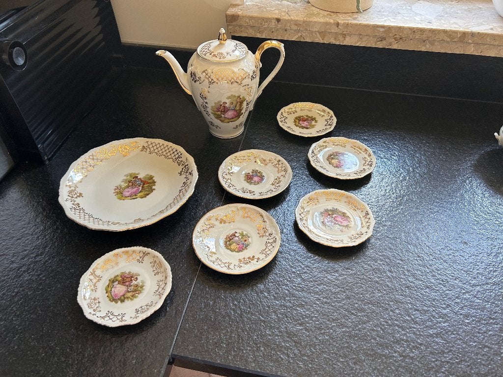 Porseleinen koffiekan en 7 bordjes, Enlèvement