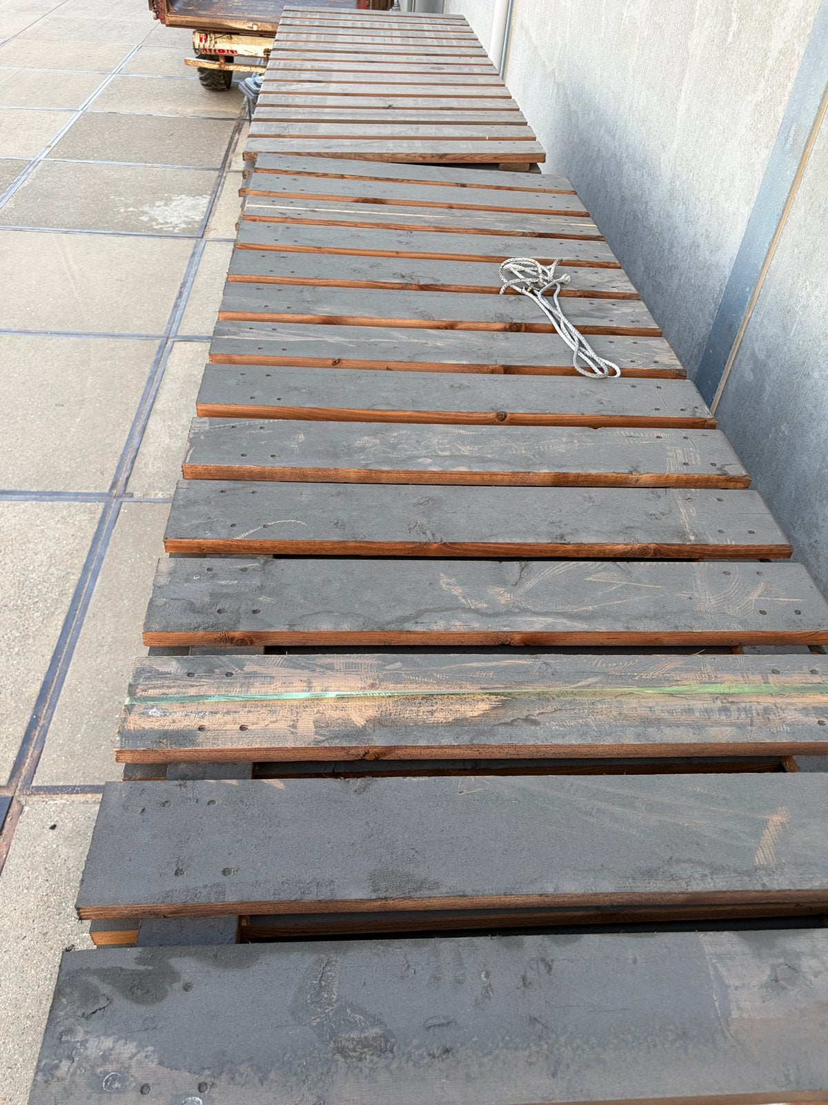 Houten leggers voor palletstelling, Ophalen