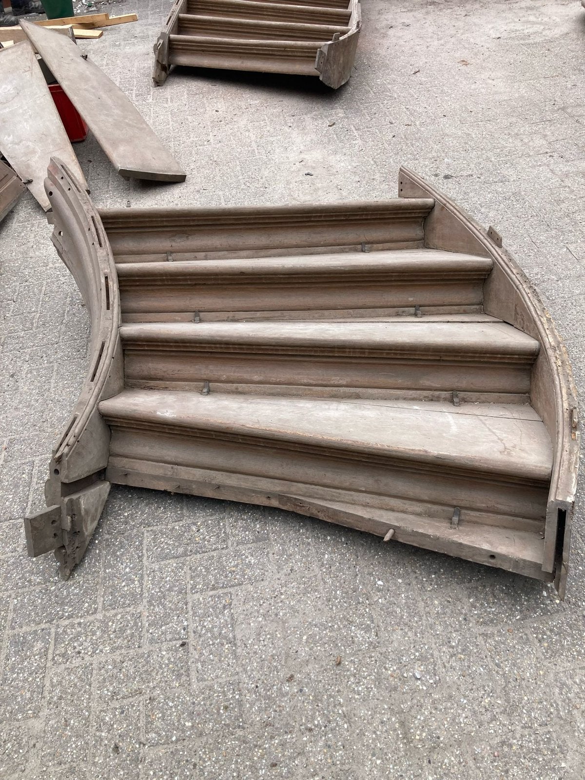 Ronde houten trap, Ophalen