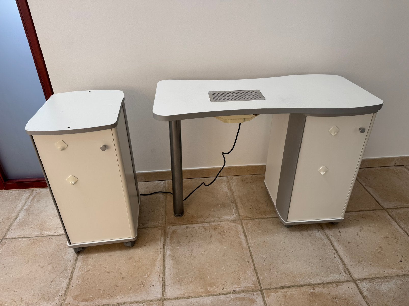 Table à ongles avec extracteur et armoire supplémentaire, Enlèvement, Utilisé