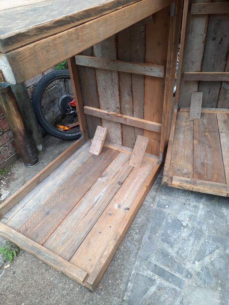 Hoge steigerhouten tafel, Enlèvement