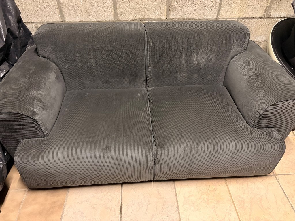 Fauteuil deux places en velours gris foncés, 75 à 100 cm, Comme neuf, Enlèvement, 75 à 100 cm