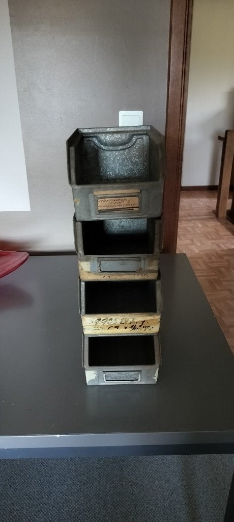 Magazijn bakjes metaal, Ophalen