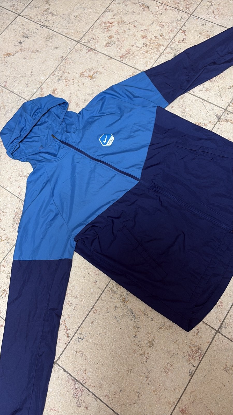 Veste nike vrai sans bavure, Vêtements | Hommes, Vêtements de sport, Enlèvement, Comme neuf, Bleu