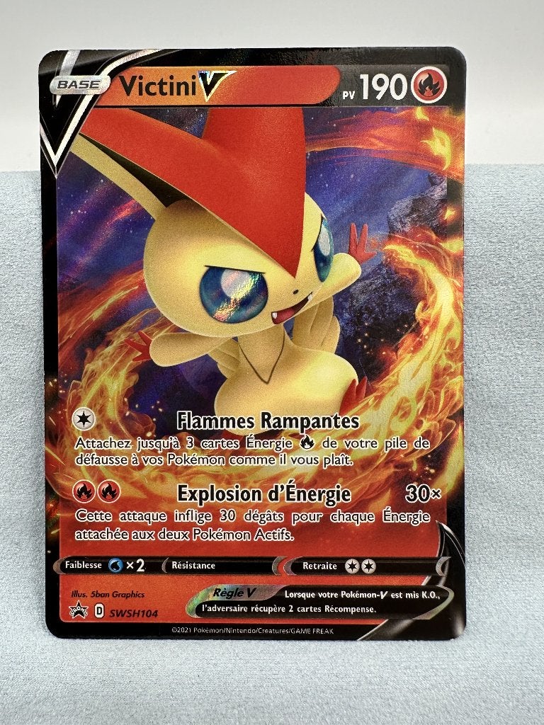 Pokémon Victini V SWSH104 - Promo Full Art - Frans, Hobby en Vrije tijd, Ophalen of Verzenden, Zo goed als nieuw, Losse kaart