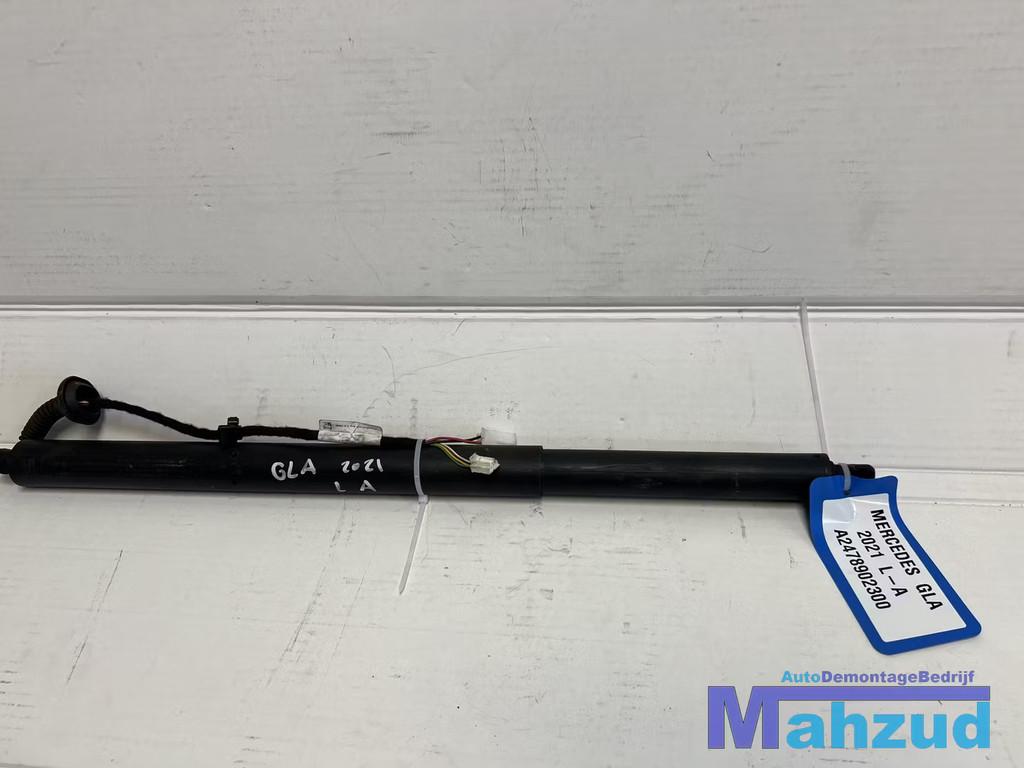 MERCEDES GLA H247 Achterklep gasveer elektrisch links A24789, Auto-onderdelen, Gebruikt, Mercedes-Benz AG, Mercedes-Benz, Mercedesstrasse 120
70372  Stuttgart, DE