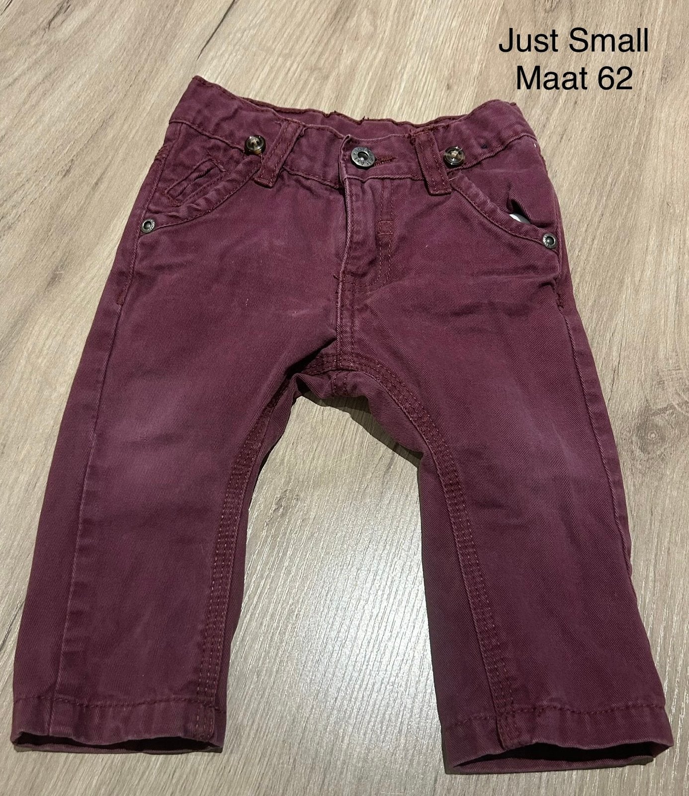 Bordeaux broek (Just Small, maat 62), Ophalen of Verzenden, Zo goed als nieuw, Broekje