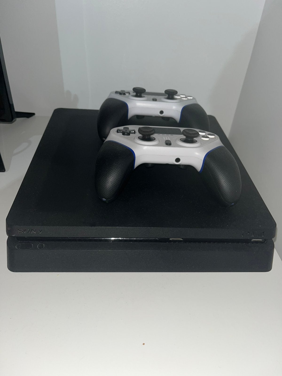 Playstation 4 Slim 1000 Go avec 2 nouvelles manettes de jeu, Consoles de jeu & Jeux vidéo, Consoles de jeu | Sony PlayStation 4