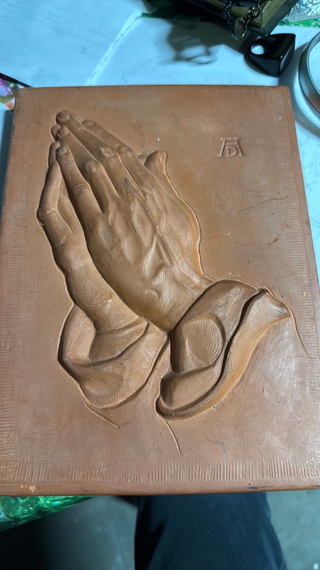 Mains de prière en relief mural en terre cuite, Enlèvement