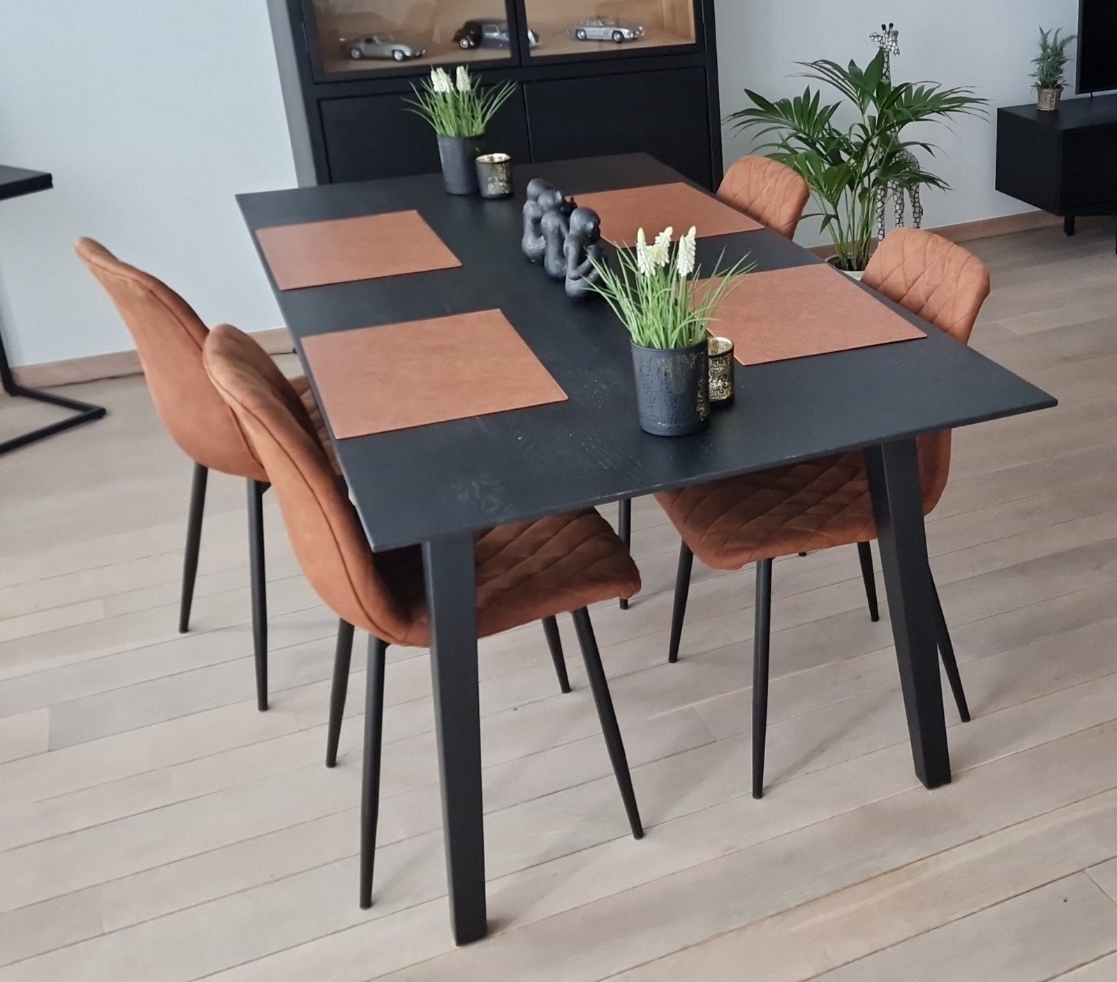 Zwarte tafel en 4 cognac kleur stoelen te koop, Huis en Inrichting, Tafels | Eettafels, Ophalen