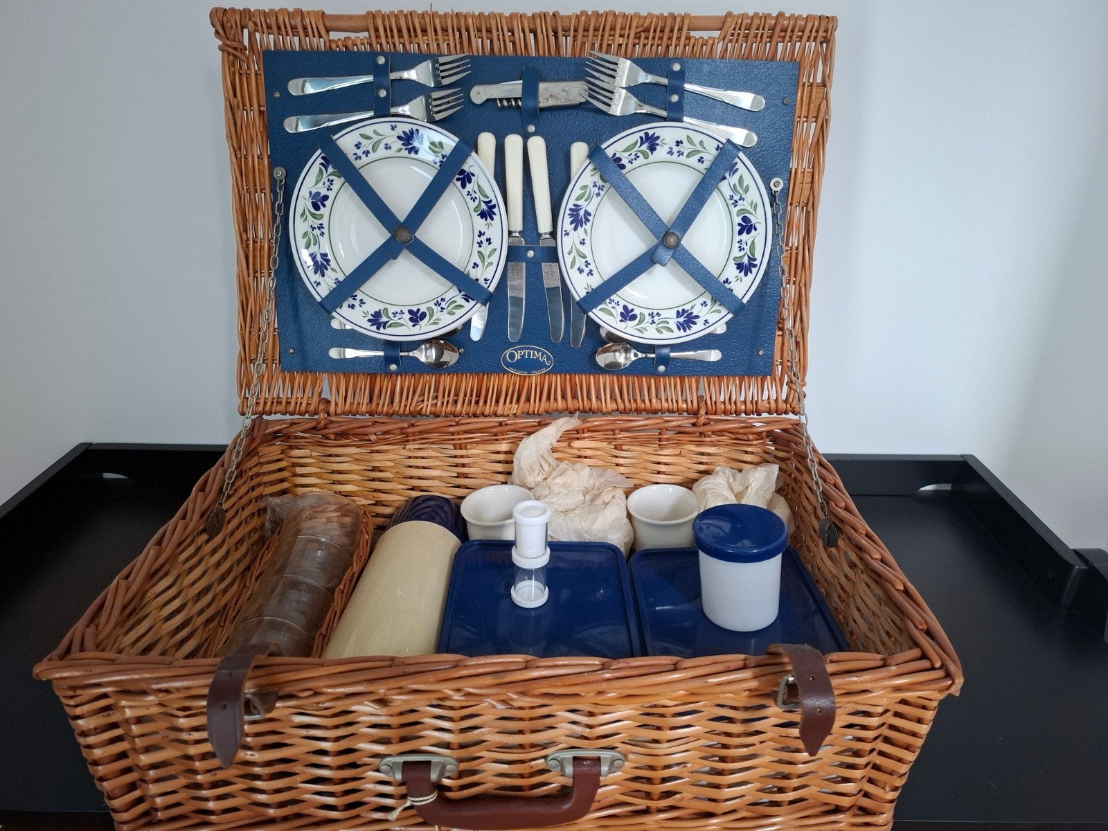 Gloednieuwe picknickmand, Ophalen