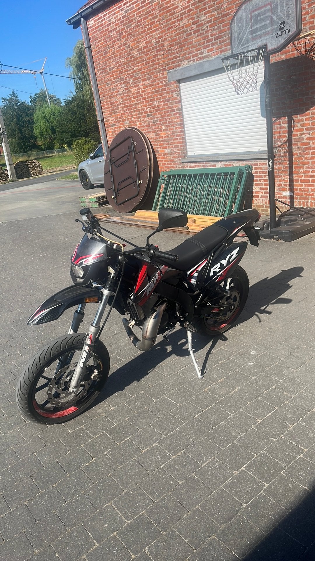 Motohispania met kosten aan, 50cc, zwart met stickers, Fietsen en Brommers, Ophalen, 50 cc, 5 versnellingen, Klasse B (45 km/u)