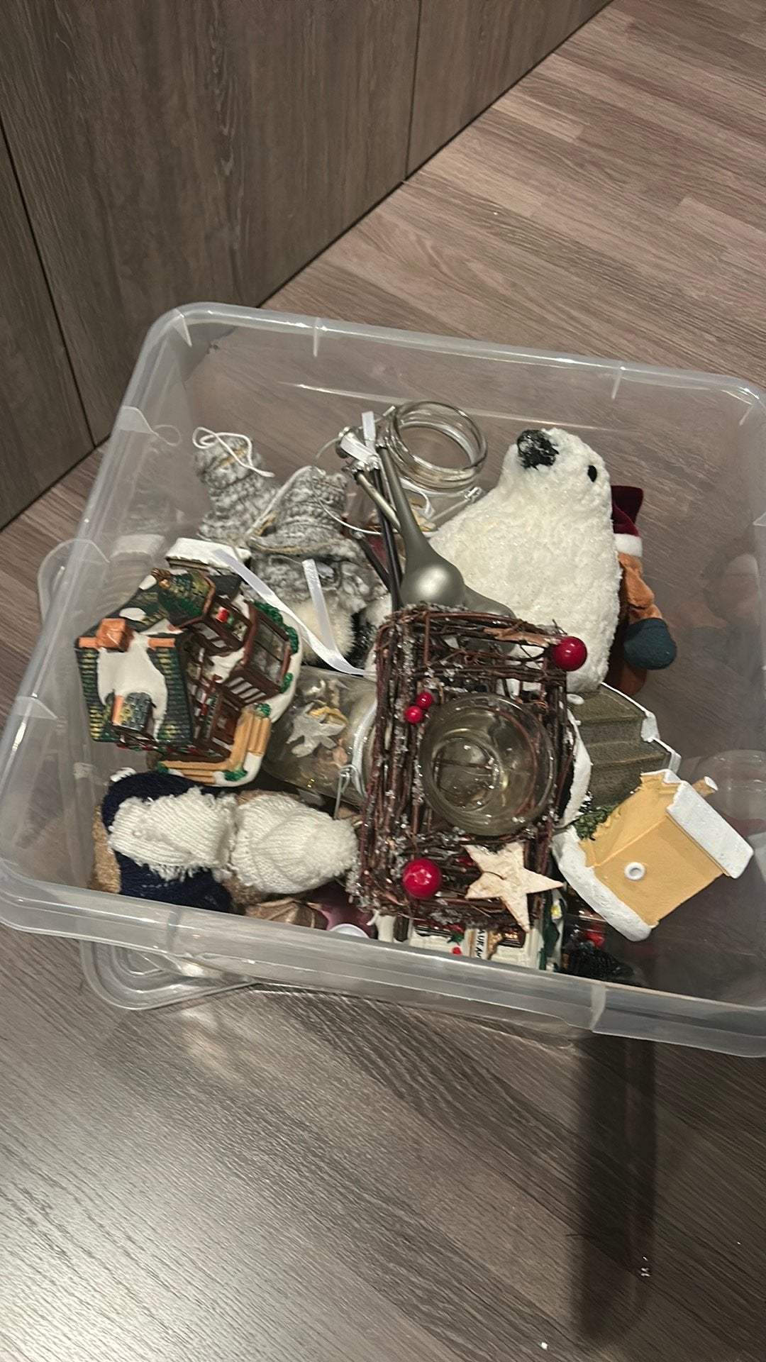 Bak vol kerstdecoratie, Diversen, Ophalen