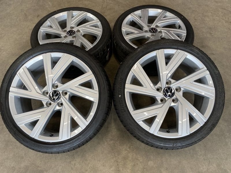 18 inch originele Bergamo velgen + zomerbanden VW Golf 8, Auto-onderdelen, 18 inch, Gebruikt, -, -